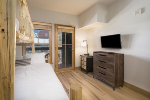 2 bedrooms, in-room safe, desk, iron/ironing board