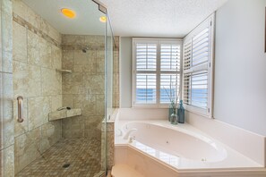 Combined shower/bathtub, jetted bath, towels, soap - Breathtaking Panoramic Views of the Gulf (Pensacola)
