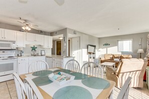 Condo (Myrtle Beach Resort 236-B) | Cocina privada | Refrigerador, microondas, lavavajillas y cafetera y tetera 