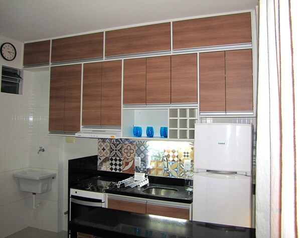 Refrigerador, horno, parrilla de estufa y utensilios de cocina 