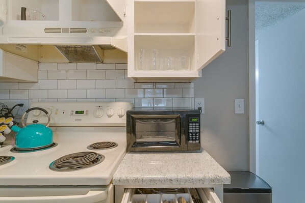 Fridge, microwave, oven, stovetop - Near Hospitals:AMH/MCA/USMD✶King Bed✶WiFi✶Parking #104 (Arlington)