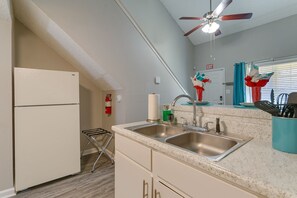 Fridge, microwave, oven, stovetop - Near Hospitals:AMH/MCA/USMD✶King Bed✶WiFi✶Parking #104 (Arlington)