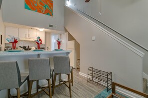 Interior - Near Hospitals:AMH/MCA/USMD✶King Bed✶WiFi✶Parking #104 (Arlington)