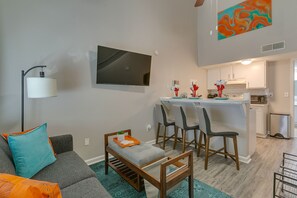 Living area - Near Hospitals:AMH/MCA/USMD✶King Bed✶WiFi✶Parking #104 (Arlington)