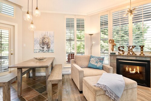 Sprawling Corner Condo, Amazing 1st floor deck, Ski in/out, Sleeps 4