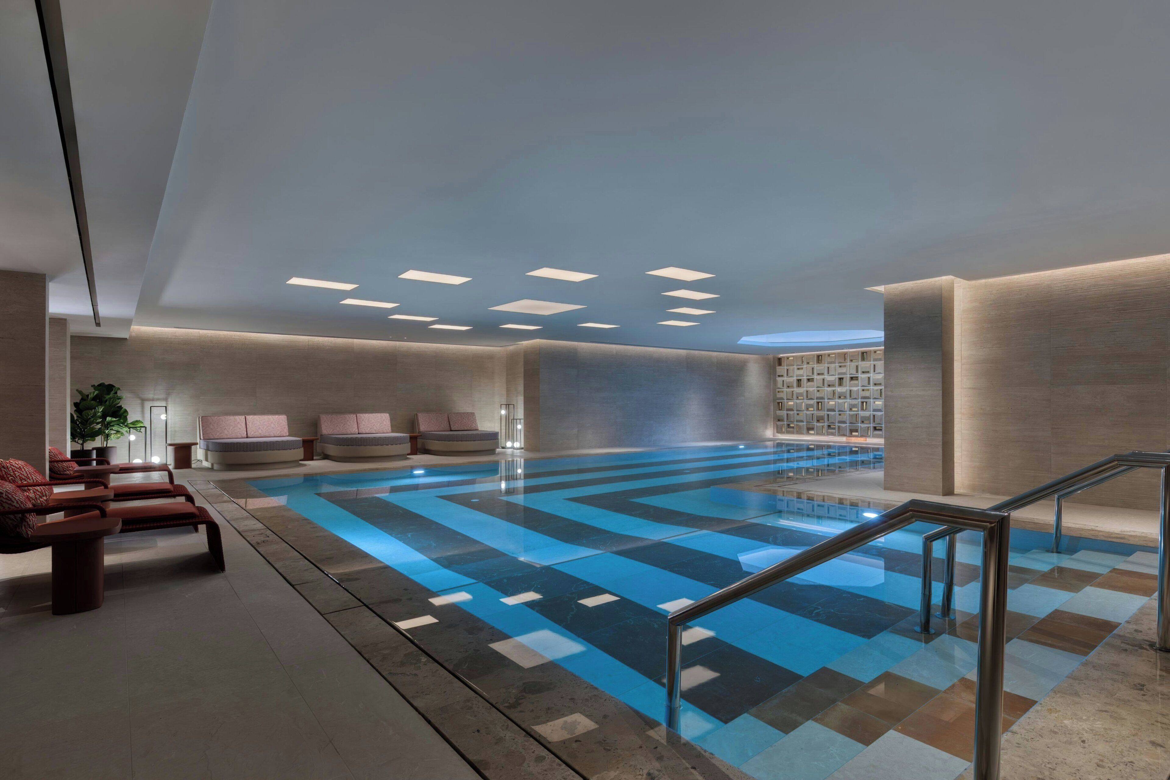 Indendørs pool, 2 udendørs pools, liggestole