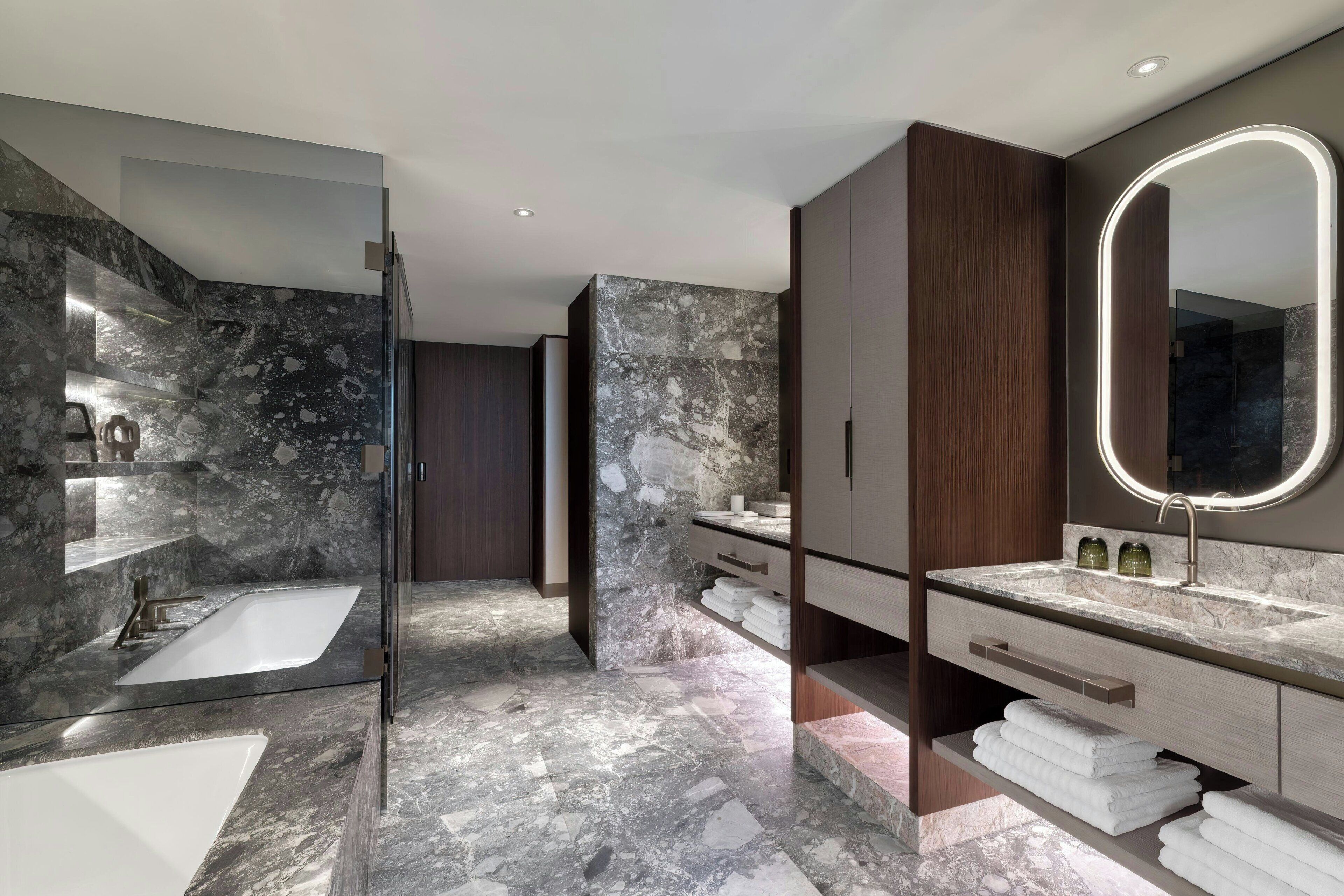 Presidential Suite, 1 double bed + 2 Twin Beds, Non Smoking, Balcony | Phòng tắm