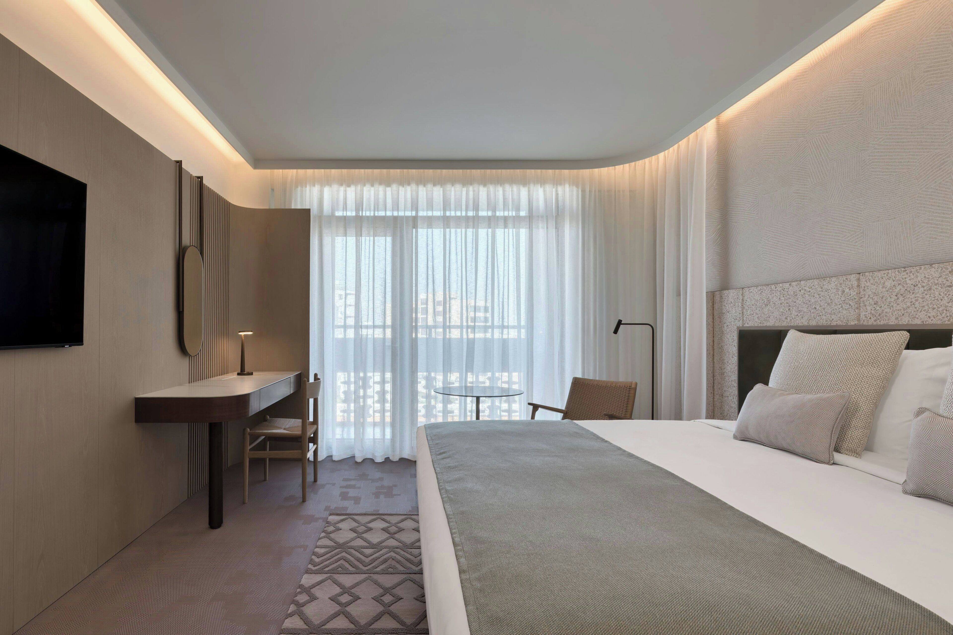 Kamar Comfort, 1 Tempat Tidur King, Bebas Asap Rokok, balkon (Poolside) | Kolam renang | Kolam renang indoor dan 2 kolam renang outdoor, dengan kursi berjemur