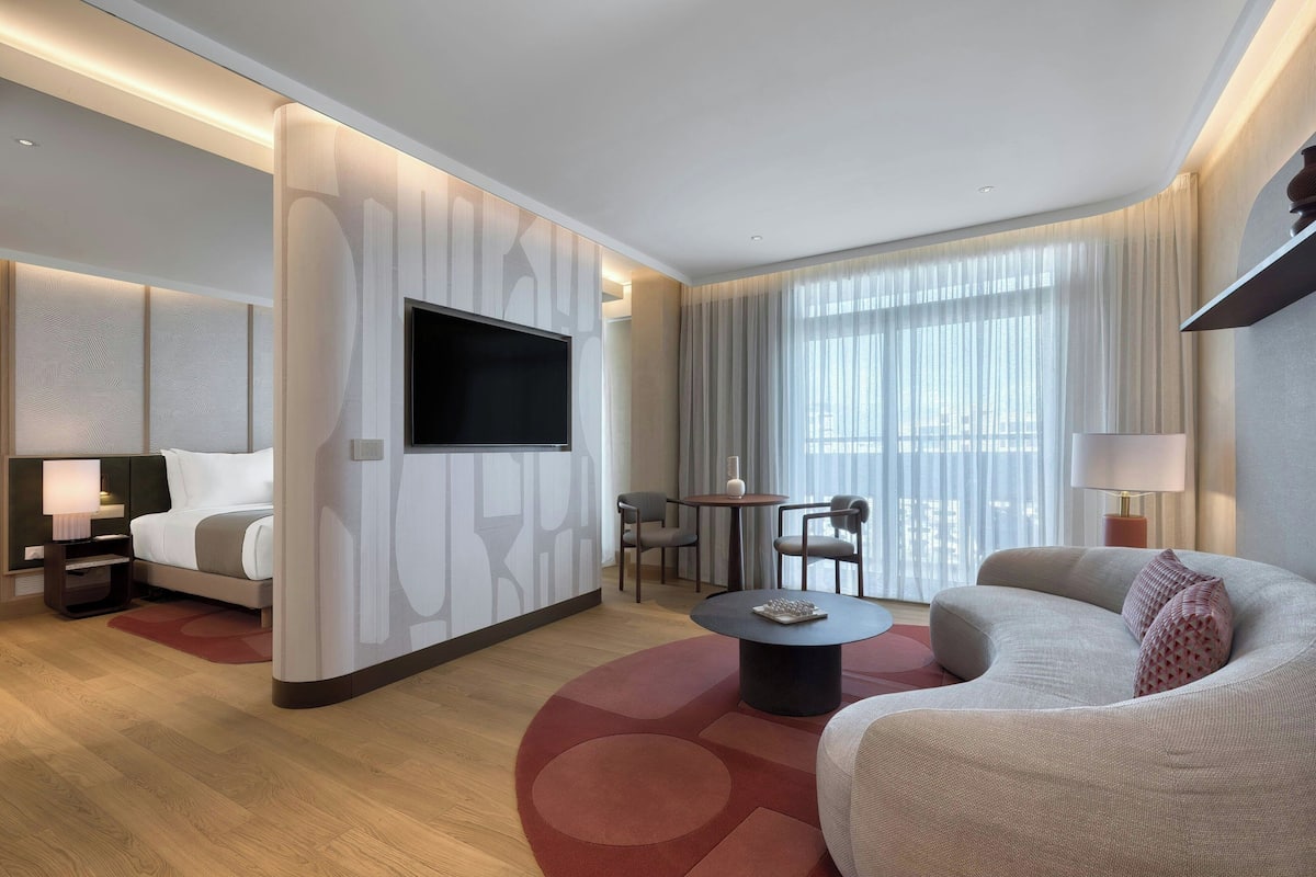 Suite, 1 Bedroom, Non Smoking, Poolside (Capital Suite)