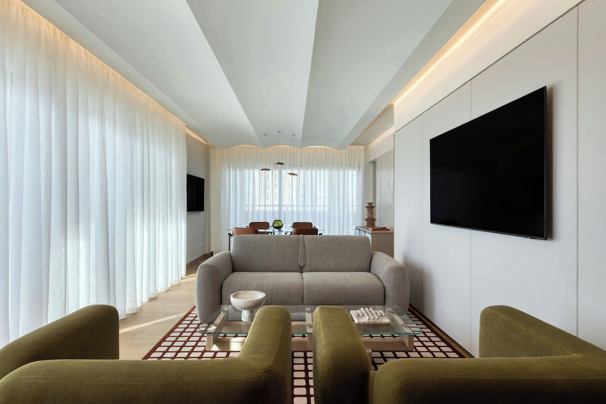 Suite, 1 Bedroom, Non Smoking, Balcony | Living area