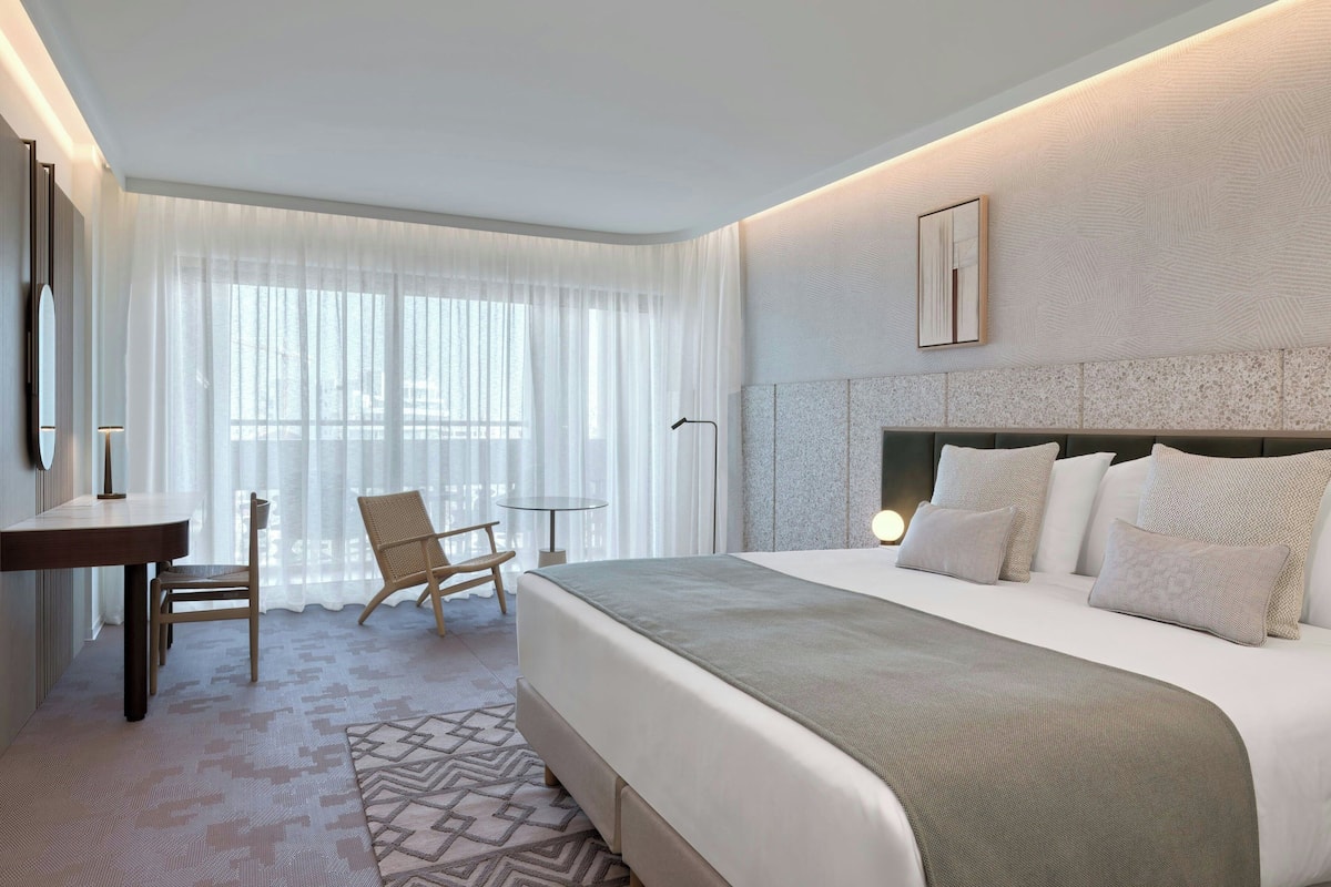 Premium Room, 1 King Bed, Non Smoking, Balcony