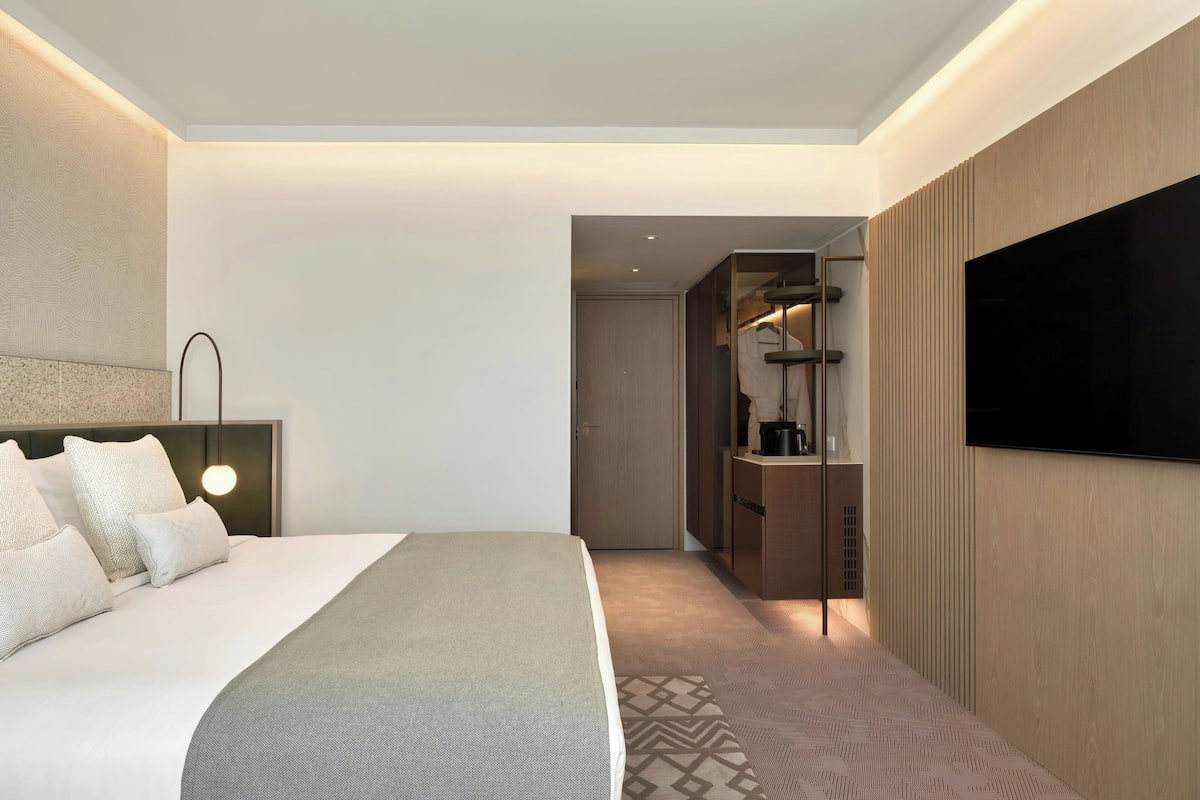 Premium Room, 1 King Bed, Non Smoking, Balcony (Poolside)