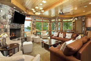 智能电视、壁炉、电子游戏、书