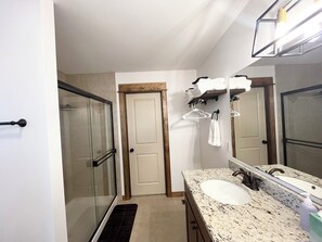 Combined shower/tub, towels, toilet paper - Beautiful Bozeman Home (Bozeman)