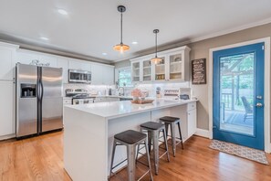 冷蔵庫、電子レンジ、オーブン、コンロ