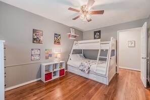3 bedrooms, iron/ironing board, free WiFi, bed sheets - Cozy 3BR Perfect Patio, Nintendo Switch - Perfect for Families and Pets (Dallas)