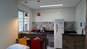 Geladeira, fogão, cooktop, talheres/pratos/utensílios de cozinha