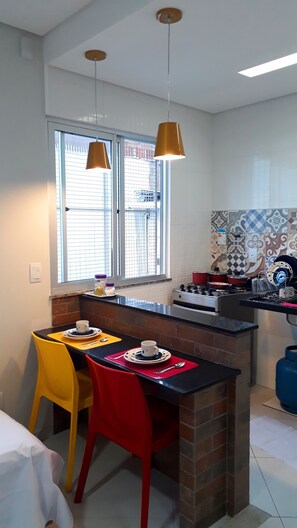 Fridge, oven, stovetop, cookware/dishes/utensils