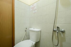 Bathroom - OYO 90037 Rumah Verde (Bogor)