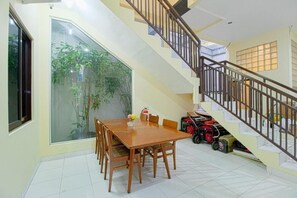 Dining - OYO 90037 Rumah Verde (Bogor)