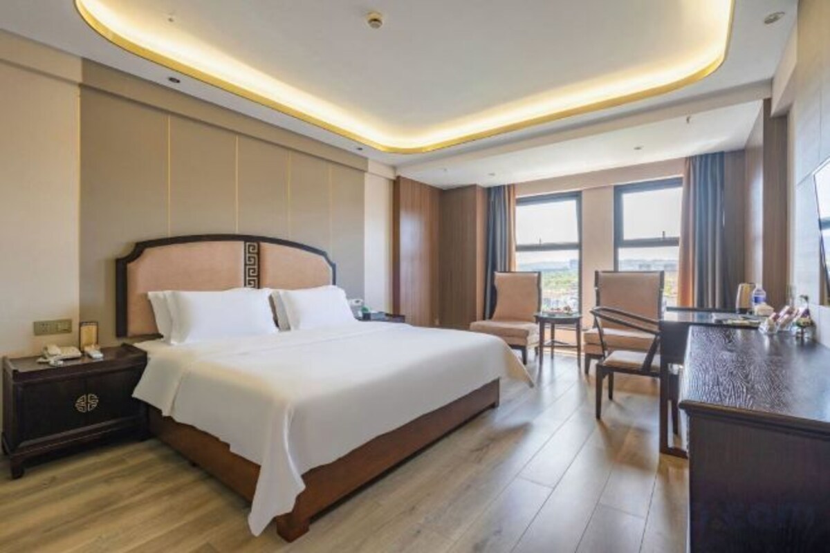 Business Queen Room