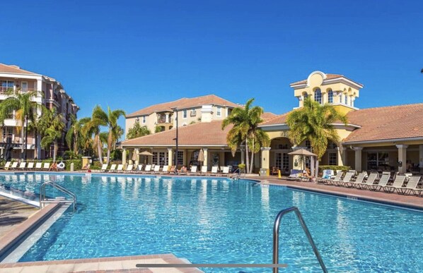 Una piscina al aire libre