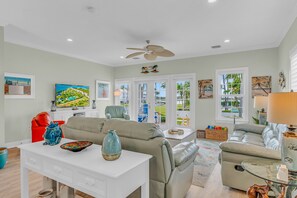 Smart TV - Family Holiday Escape - Indigo Reef 3BR Waterfront w/ Pool, Dock & Gulf Views! (Marathon)