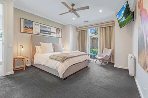 3 bedrooms, iron/ironing board, travel crib, WiFi - 6A Blair St - Echuca Holiday Homes (Moama)