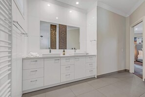 Bañera, secador de pelo y toallas