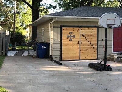 Great one-bedroom basement apt., near KU and restaurants!