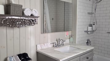 Ensemble douche/baignoire, sèche-cheveux, serviettes fournies, savon