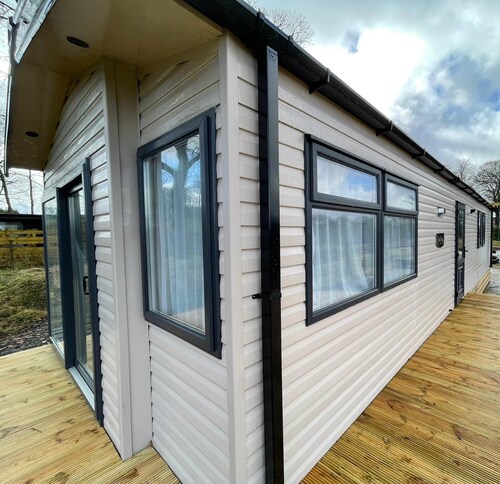 Daisy's Den 3 Bedroom Lodge With large Patio, Hot Tub
