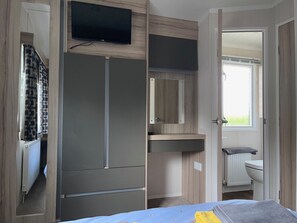 3 bedrooms, iron/ironing board, travel cot, free WiFi - Daisy's Den 3 Bedroom Lodge With large Patio, Hot Tub (Slamannan)