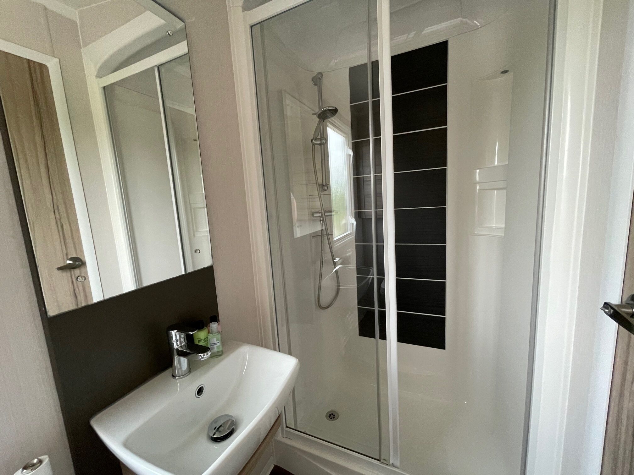 Douche, sèche-cheveux, serviettes fournies, papier toilette