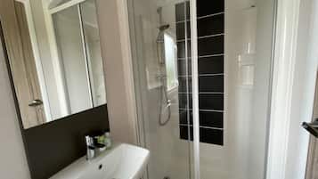 Douche, sĂšche-cheveux, serviettes fournies, papier toilette