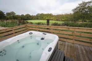 Terrace/patio - Daisy's Den 3 Bedroom Lodge With large Patio, Hot Tub (Slamannan)