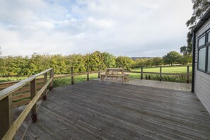 Outdoor dining - Daisy's Den 3 Bedroom Lodge With large Patio, Hot Tub (Slamannan)