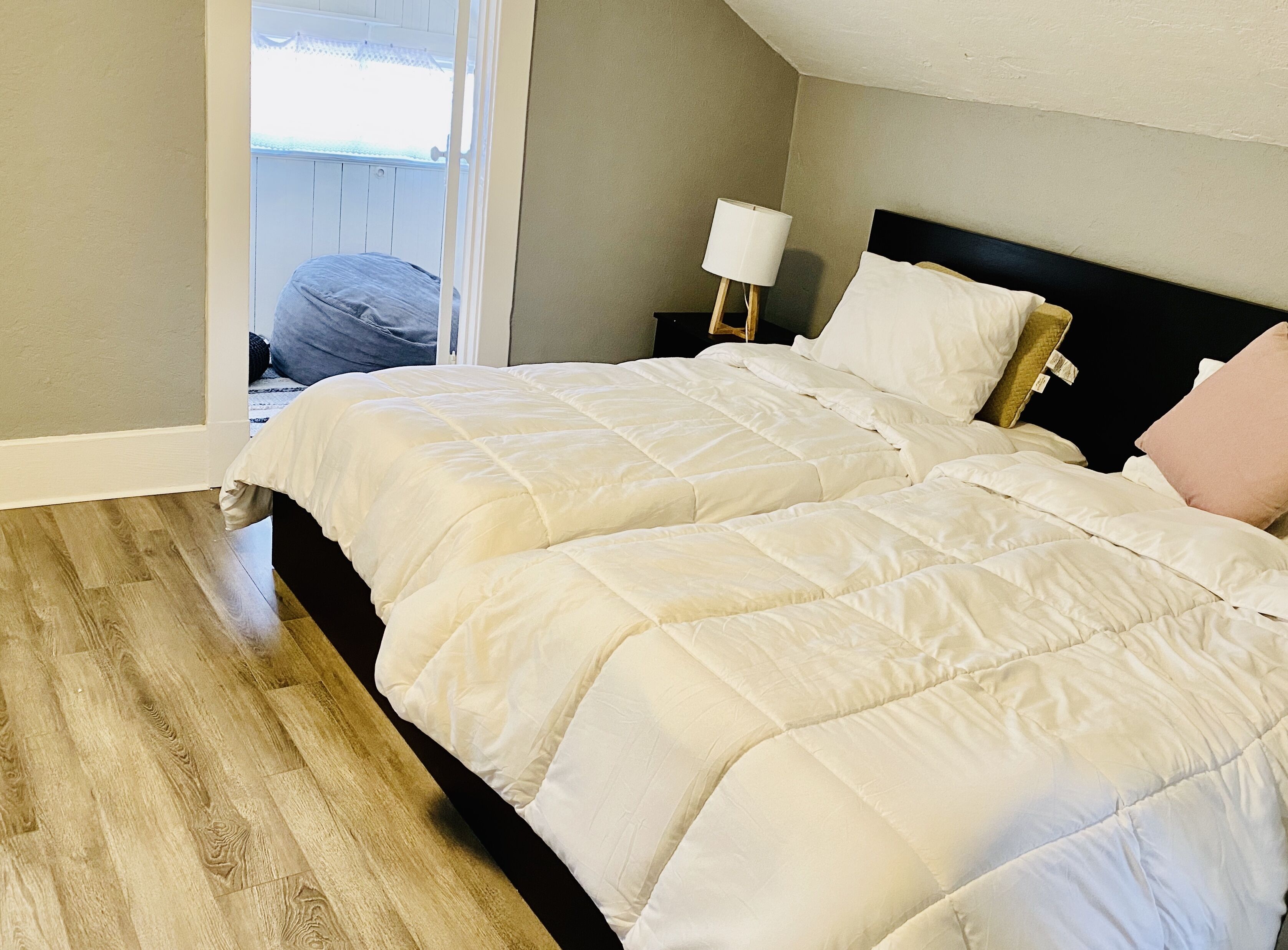 3 bedrooms, desk, WiFi, bed sheets