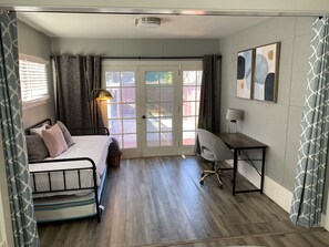 3 bedrooms, desk, WiFi, bed sheets