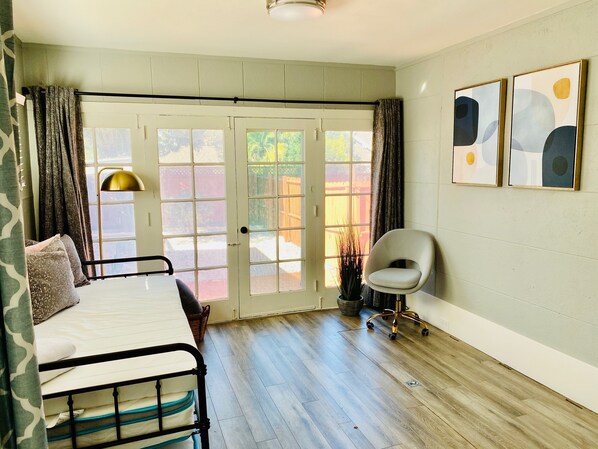 3 bedrooms, desk, WiFi, bed sheets