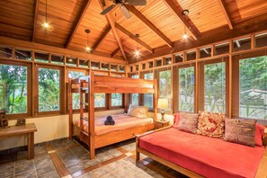 4 habitaciones, tabla de planchar con plancha, wifi y ropa de cama