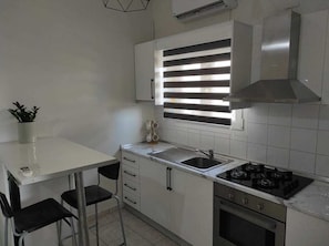 Kochgeschirr/Geschirr/Besteck, Esstisch