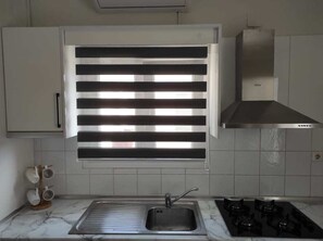 Kochgeschirr/Geschirr/Besteck, Esstisch