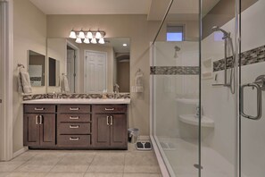 Free toiletries, hair dryer, towels - Snowbird Escape w/ Resort Amenities in Queen Creek (Queen Creek)