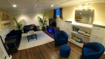 Smart-tv, pejs, bøger, musikbibliotek