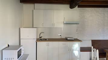Microwave, cookware/dishes/utensils