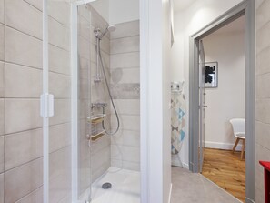 Bathtub, hair dryer, towels