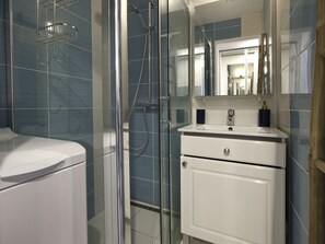 Douche, sèche-cheveux, serviettes fournies, savon
