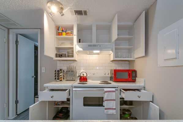 Fridge, microwave, oven, stovetop - King Bed✶4K TVs✶Ultra Fast Internet✶2 Car Parking #107 (Arlington)