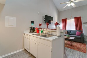 Interior - King Bed✶4K TVs✶Ultra Fast Internet✶2 Car Parking #107 (Arlington)